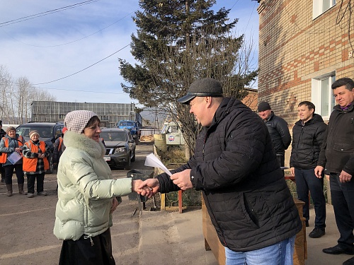 В КАНУН ДНЯ АВТОМОБИЛИСТА В УСТЬ-КУТЕ ЧЕСТВУЮТ РАБОТНИКОВ АВТОМОБИЛЬНОГО И ГОРОДСКОГО ПАССАЖИРСКОГО ТРАНСПОРТА