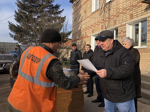 В КАНУН ДНЯ АВТОМОБИЛИСТА В УСТЬ-КУТЕ ЧЕСТВУЮТ РАБОТНИКОВ АВТОМОБИЛЬНОГО И ГОРОДСКОГО ПАССАЖИРСКОГО ТРАНСПОРТА