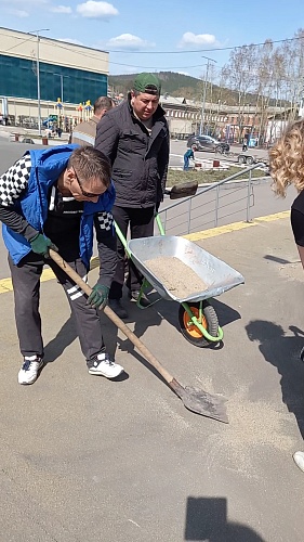 В УСТЬ-КУТЕ ЗАВЕРШАЕТСЯ МЕСЯЧНИК ПО САНИТАРНОЙ ОЧИСТКЕ