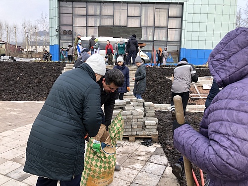 ВОЛОНТЕРЫ ВЫСАДИЛИ ЦВЕТЫ НА КЛУМБАХ У ДК «РЕЧНИКИ»