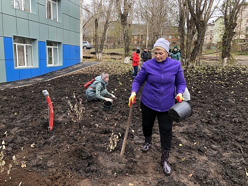 ВМЕСТЕ БЫСТРЕЕ! УСТЬКУТЯНЕ ПОМОГАЮТ В ОЗЕЛЕНЕНИИ ПЛОЩАДИ У ДК «РЕЧНИКИ»