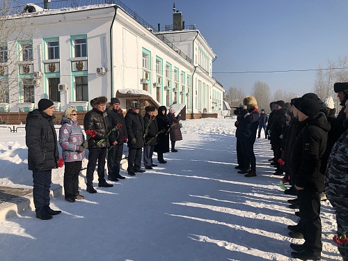 В УСТЬ-КУТЕ ПОЧТИЛИ ПАМЯТЬ ВОИНОВ-ИНТЕРНАЦИОНАЛИСТОВ