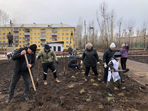 ВОЛОНТЕРЫ ВЫСАДИЛИ ЦВЕТЫ НА КЛУМБАХ У ДК «РЕЧНИКИ»