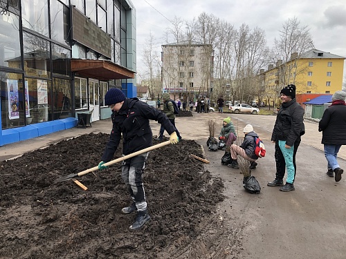 ВМЕСТЕ БЫСТРЕЕ! УСТЬКУТЯНЕ ПОМОГАЮТ В ОЗЕЛЕНЕНИИ ПЛОЩАДИ У ДК «РЕЧНИКИ»